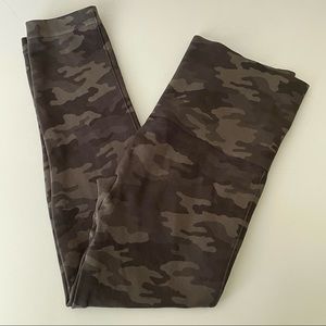 Spanx Look at Me Now Womens Seamless Green Camo Cropped Leggings SZ L